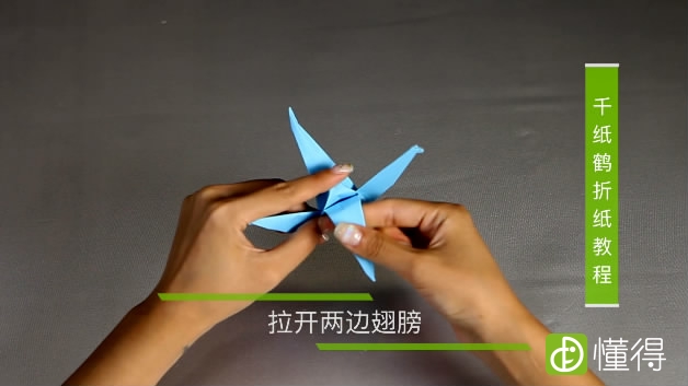 千纸鹤的折法教程-拉开两边翅膀