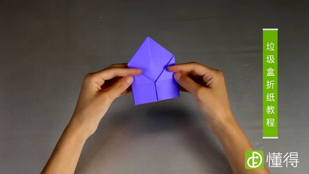 纸盒子的折法教程-拉开整理形状