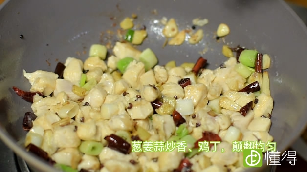 宫保鸡丁的做法-鸡丁炒至百色加入花生米