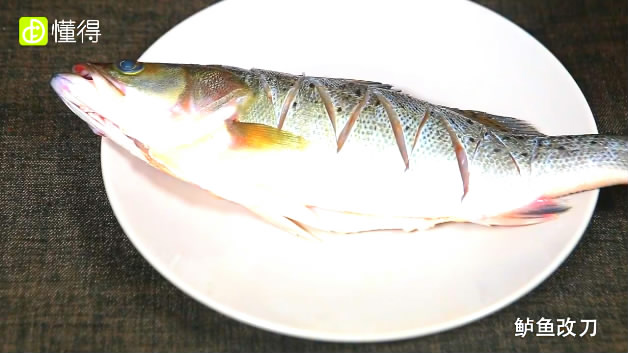 清蒸鲈鱼的做法-鲳鱼改刀