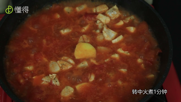 番茄汤汁中加龙利鱼转中火煮1分钟