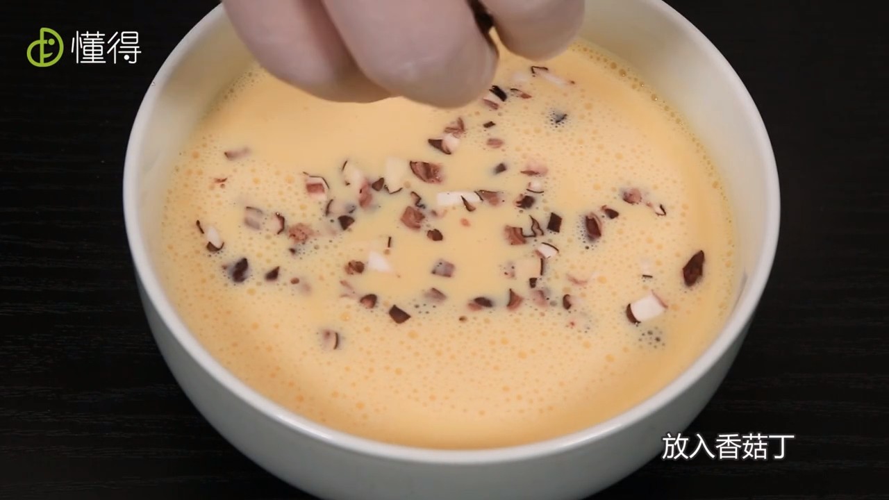 蛋液中放入香菇丁