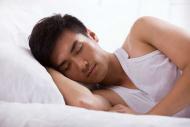 男子睡眠与养生对健康的重要性
