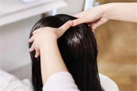 头发稀少怎么变浓密头发 试试这四个方法