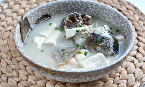 秋冬必喝的鱼头豆腐汤做法 补钙又健康！