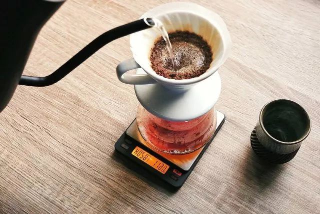 在家里如何煮咖啡，注意几个细节你可以做出一杯专业的咖啡。