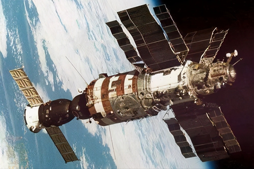 倒霉的宇航员，刚进空间站就遇上苏联解体，漂泊太空311天才获救