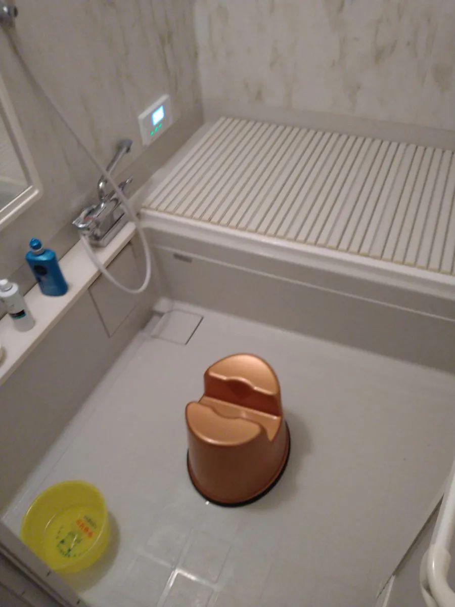 日式浴室小凳子中间的凹槽有什么作用？