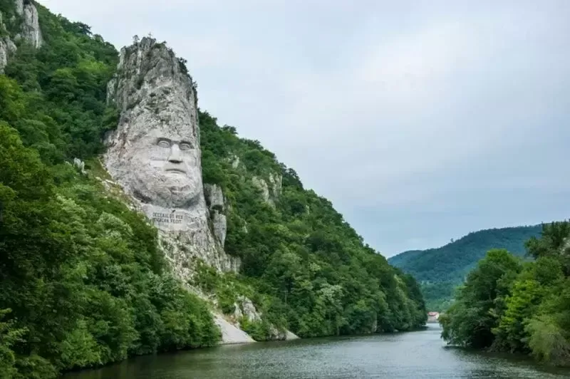 欧洲最高的岩石雕塑！一张笼罩着河面的国王肖像