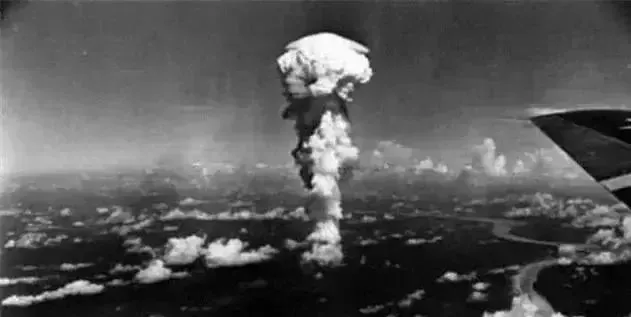 美国为什么丢了两颗核弹在日本？