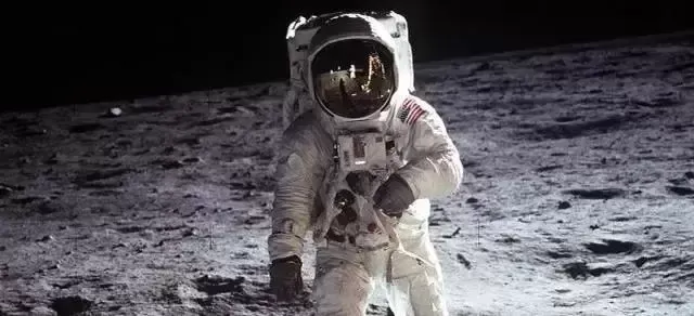 宇航员是怎样登上月球的？宇航员是靠什么成功登上月球的？