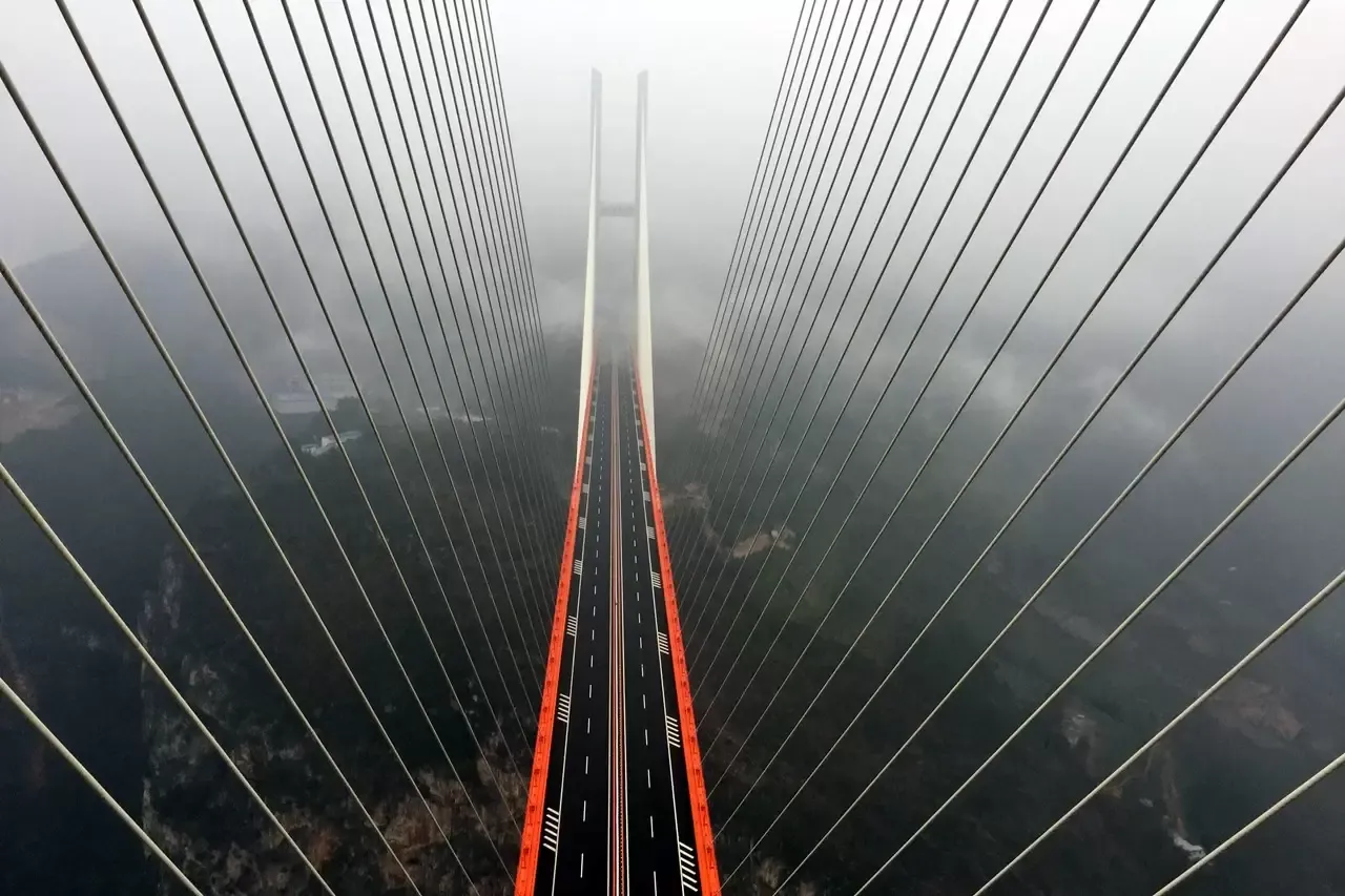 这座桥有200层楼高，它是中国基建的骄傲，世界上最高的桥梁
