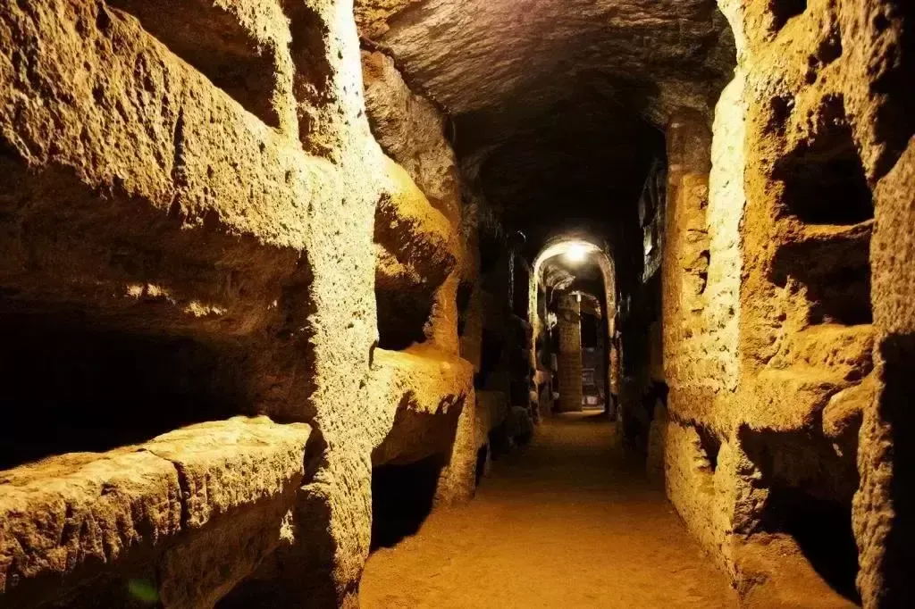 惊人的罗马地下墓穴或未知的地下世界