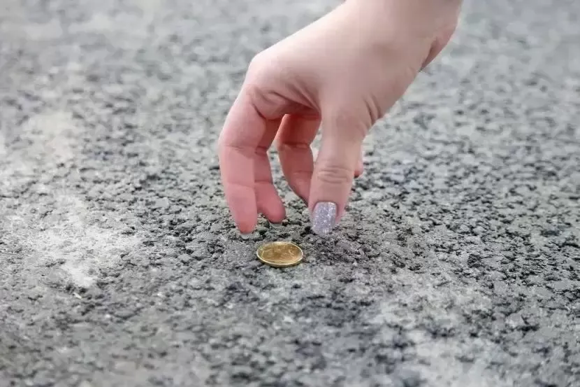 一枚硬币从摩天大楼的楼顶掉下来真的能砸死人吗？