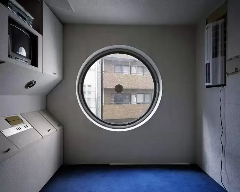 直击：荒废的日本另类公寓：胶囊塔