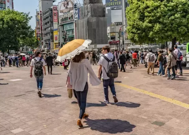 日本人为何在夏天还穿长袖长裤？日本人对气候的体感和我们不一样