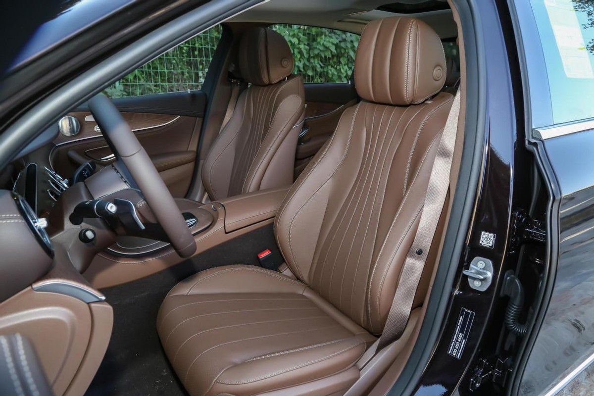 解读立标奔驰E级300L豪华型，售价49.47万，优雅与豪华共存