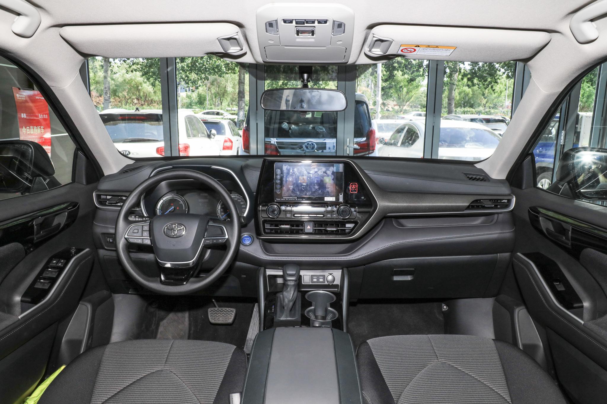 丰田汉兰达，定位5门5座SUV，颜值高提速稳，配2.5L自吸引擎