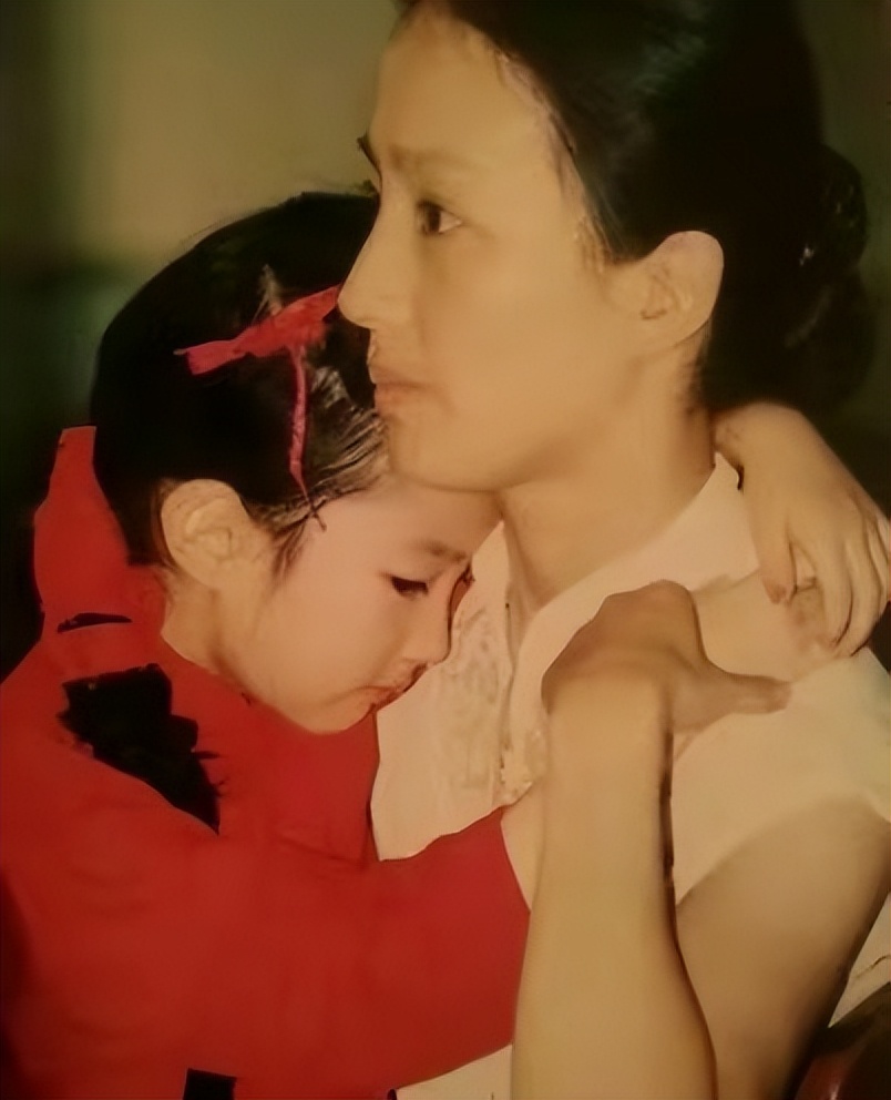 刘亦菲的妈妈刘晓莉：两婚两离，至今单身，长得比女儿还美