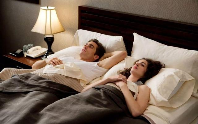为什么老公在睡觉时，总喜欢用腿“压着你”，爱是装不出来的