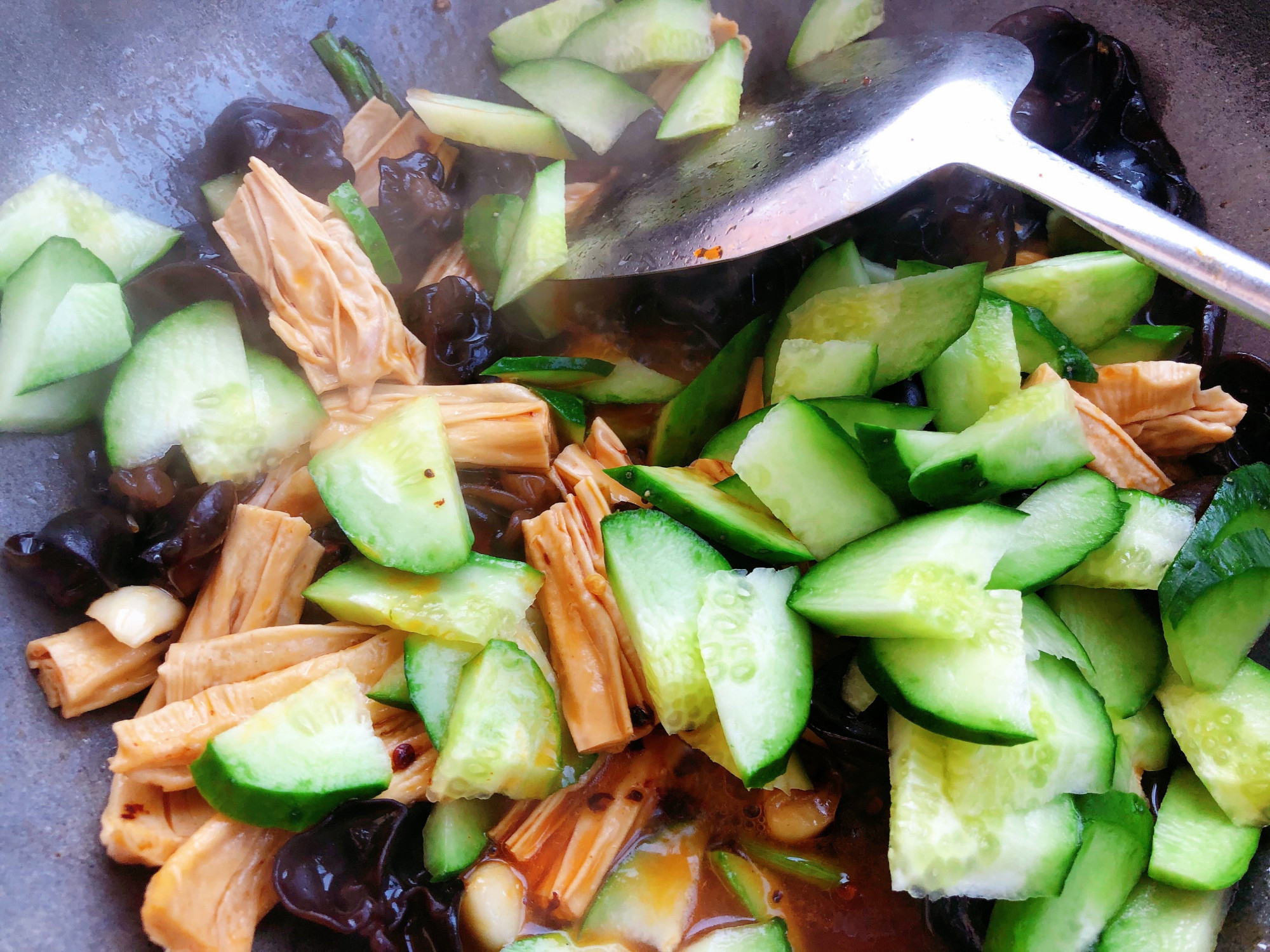 进入夏季，高蛋白、高钙的腐竹要多吃，教你4种做法，营养又美味