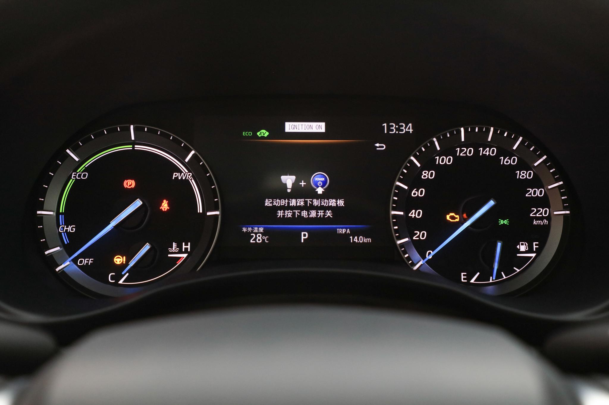丰田汉兰达，定位5门5座SUV，颜值高提速稳，配2.5L自吸引擎