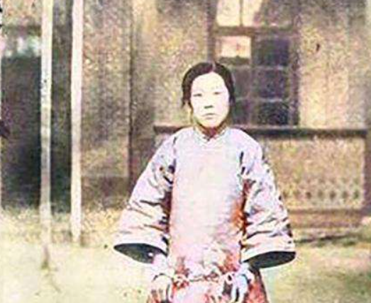 1925年，女匪“驼龙”被枪决，行刑前身穿丝绸旗袍，高喊我不怕死