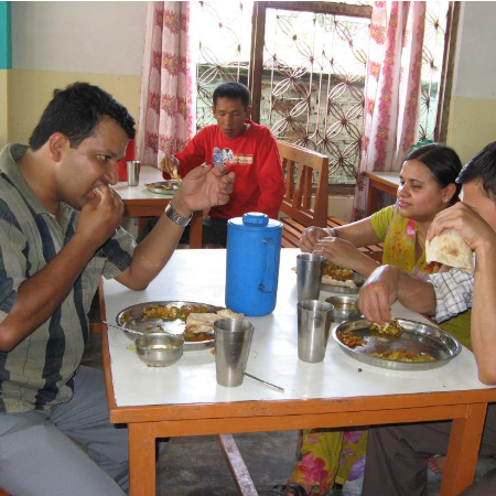 在印度吃饭和接东西只能用哪一只手