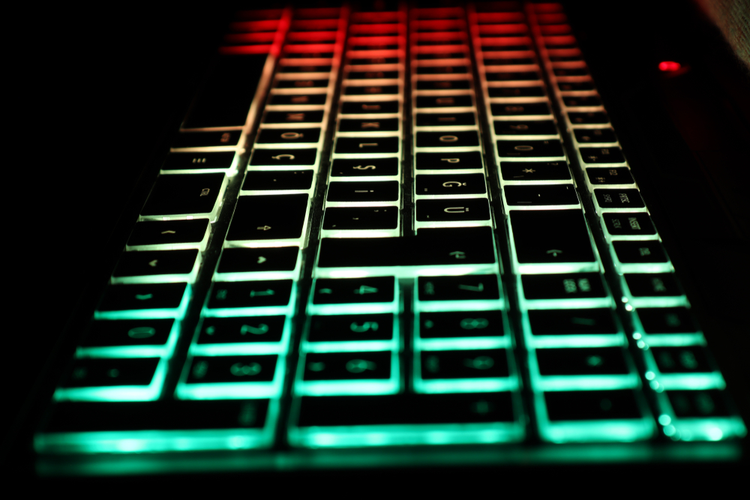 未来的MacBook可能会配备带有玻璃键帽的RGB键盘