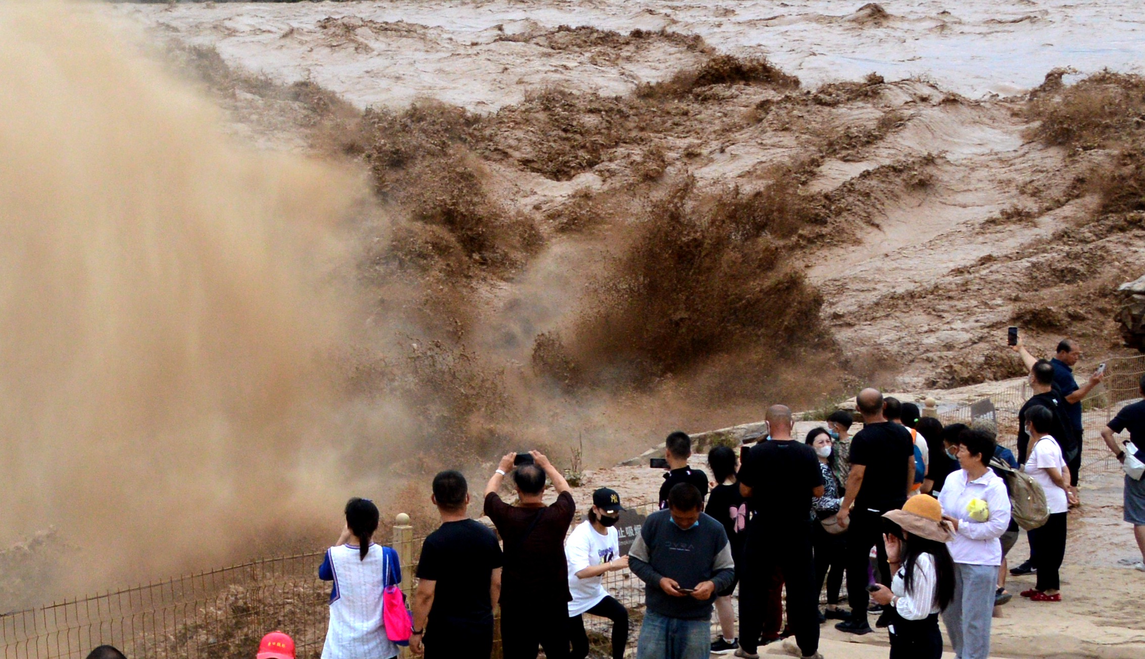 山西吉县黄河壶口瀑布水量大涨 吸引众多游客