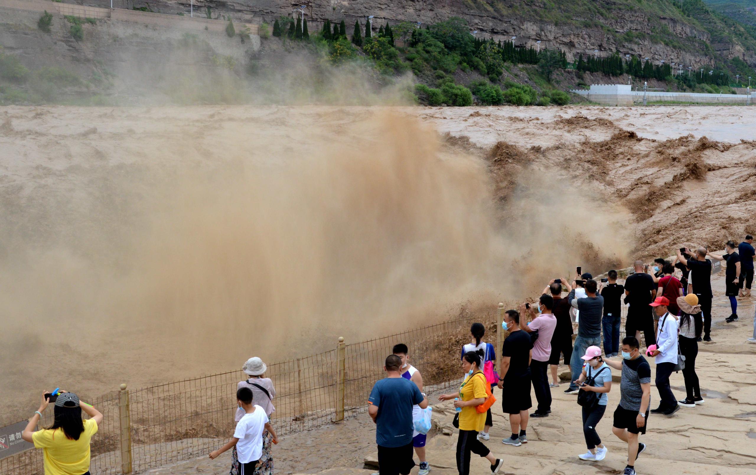山西吉县黄河壶口瀑布水量大涨 吸引众多游客