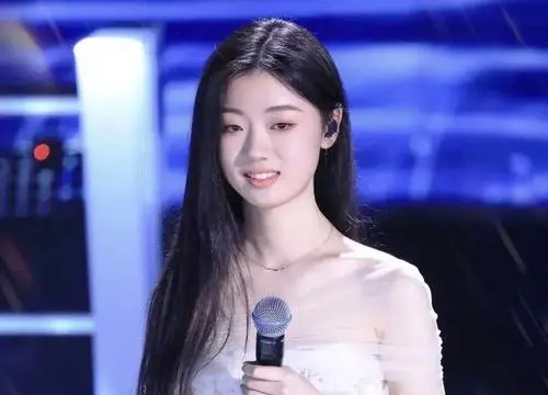 "天之骄女"单依纯：18岁夺《好声音》冠军，后被5人集体投票淘汰