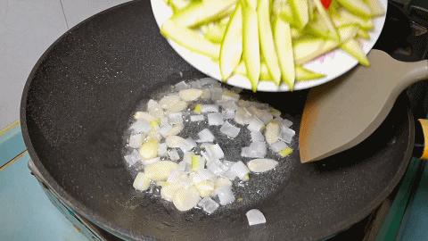 西葫芦这样炒一炒就是好吃，最接地气的家常菜，简单易做味道香