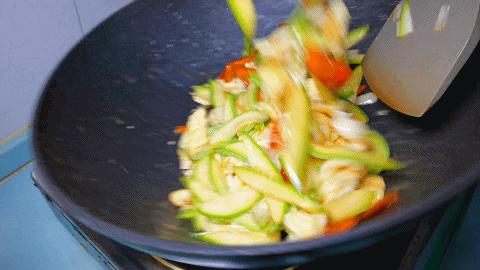 西葫芦这样炒一炒就是好吃，最接地气的家常菜，简单易做味道香