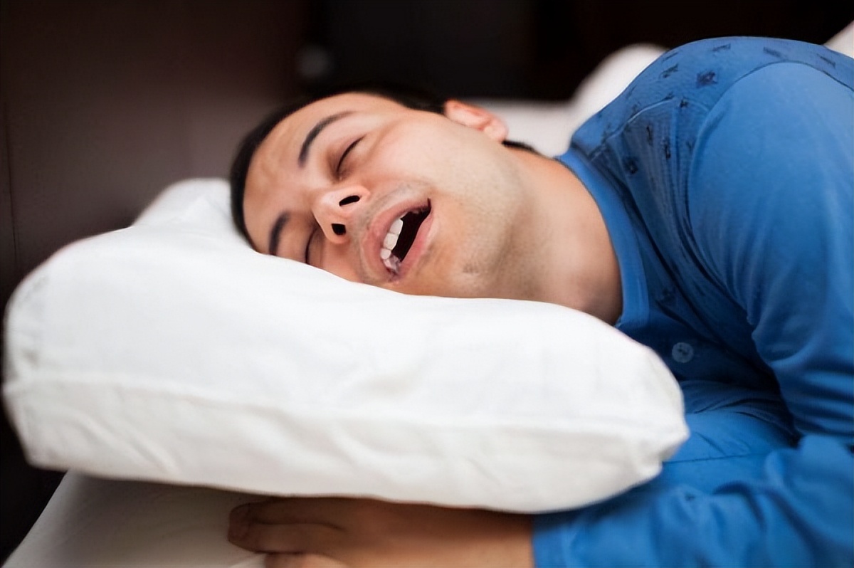 睡觉时流口水是什么原因引起的（成年人睡眠流口水正常吗）