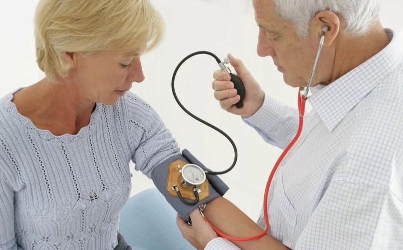 电子血压计的正确使用方法（家用血压计使用注意事项）